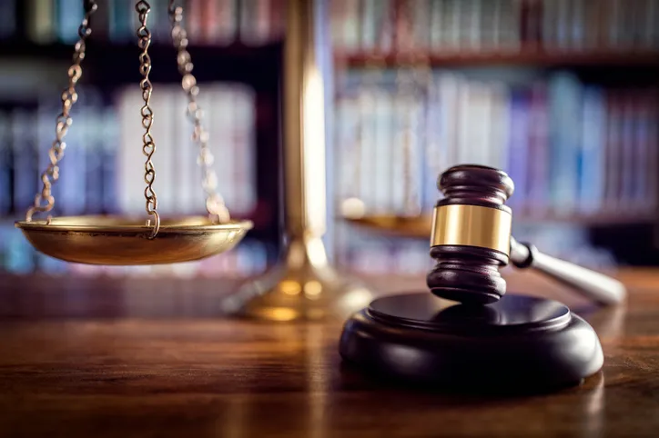 Símbolos de la justicia: balanza y mazo, representando el ámbito judicial