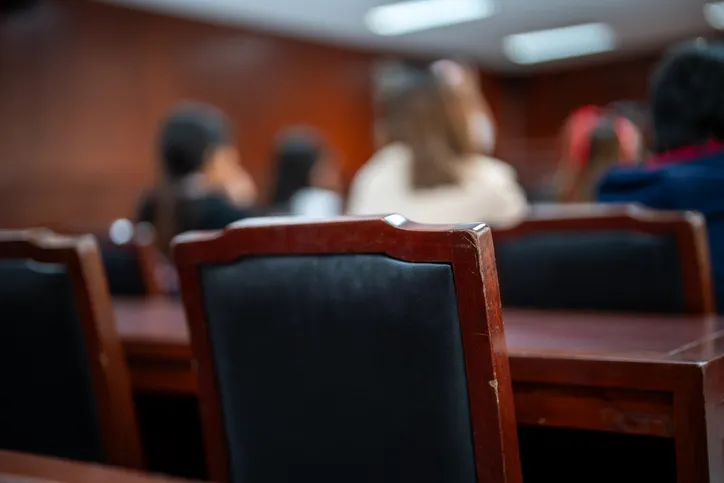 Sala de vistas judiciales durante una audiencia