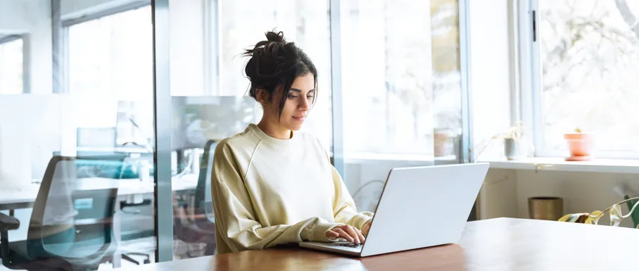 Mujer consultando su situación de paro por internet desde el ordenador portátil