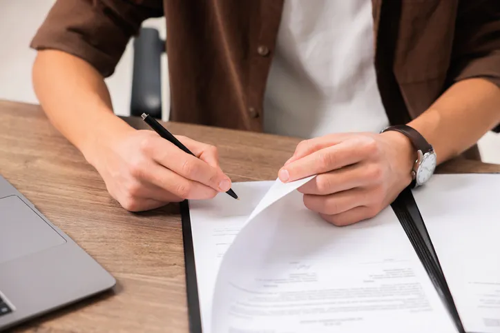 Firma de un documento de poder notarial o apoderamiento