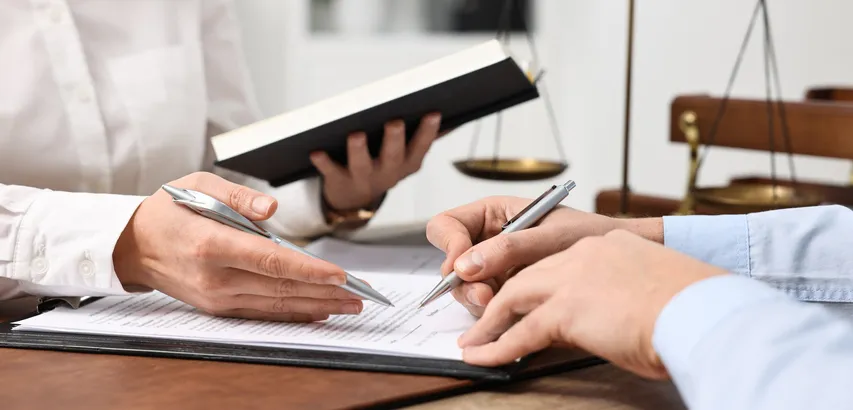 Asesoramiento legal durante la firma de un poder notarial