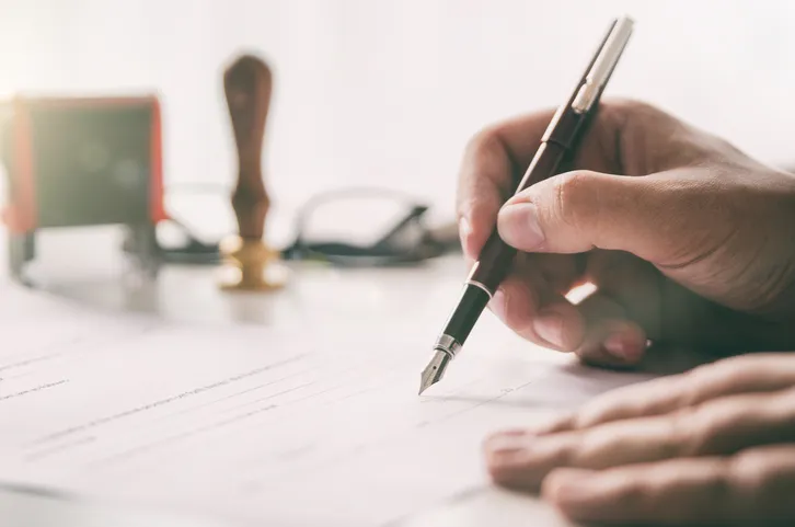 Firma y sellado notarial de un documento legal