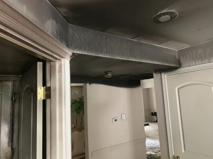Daños materiales en una vivienda causados por un incendio