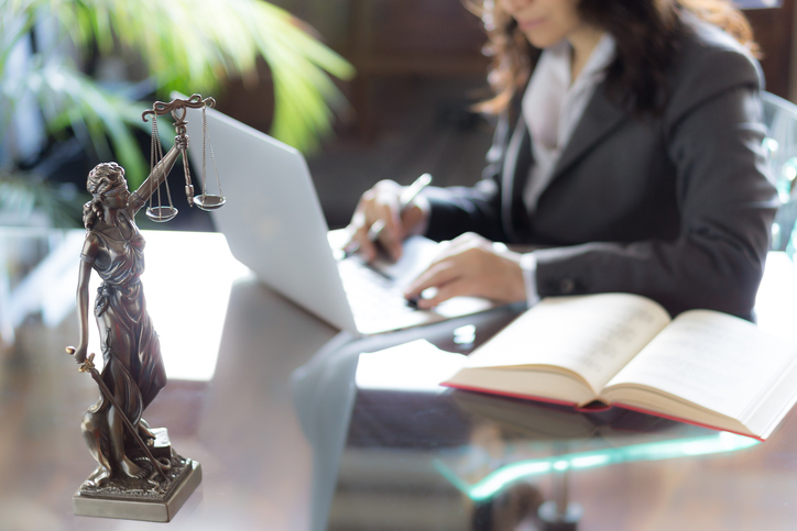 ¿Qué debemos saber cuando contratamos un abogado?
