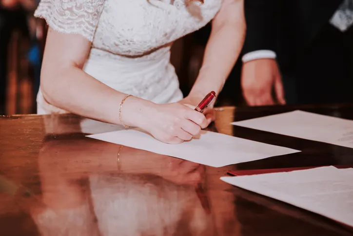 Firma del acta matrimonial durante la boda civil