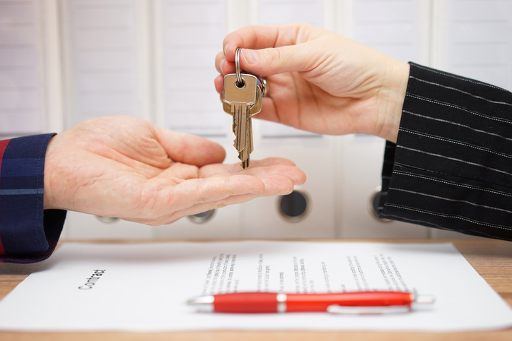 ¿Cuáles son los trámites legales para vender un piso?