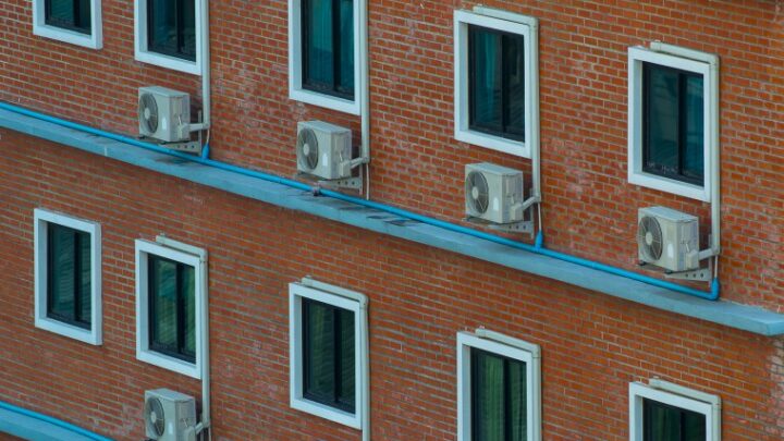 ¿Es legal instalar el aire acondicionado en la fachada?