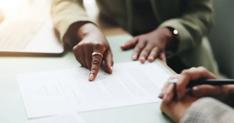 Firma de un contrato entre partes, ejemplo de relación jurídica