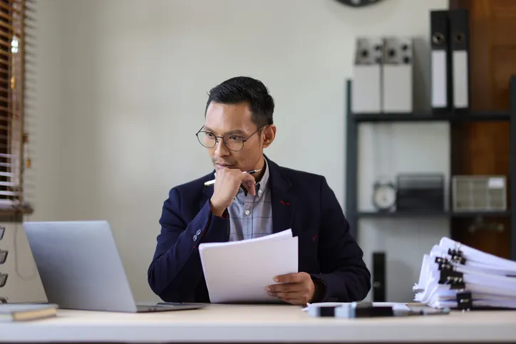 Profesional revisando documentación legal en su despacho