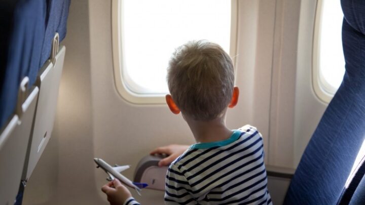 Los menores que viajen solos al extranjero necesitarán permiso de su padres