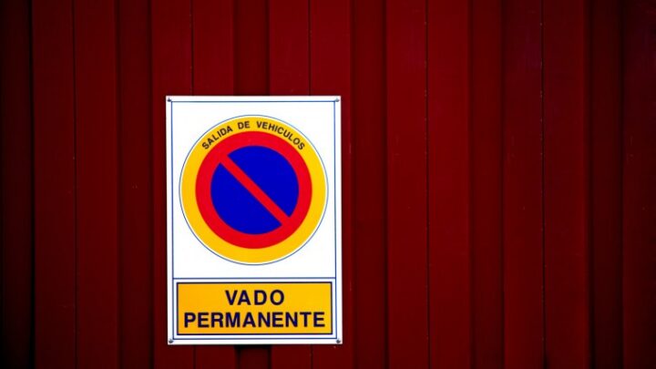 ¿Es legal aparcar en mi propio vado?