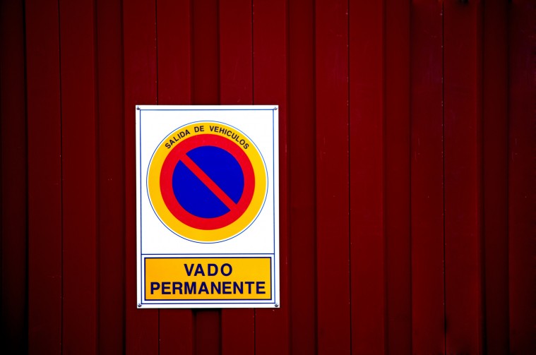 ¿Es legal aparcar en mi propio vado?