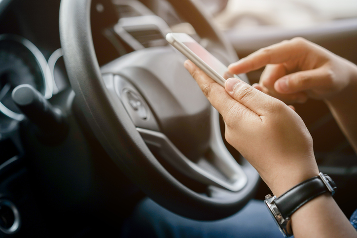 ¿Pueden multarme por usar el móvil estando el coche parado?