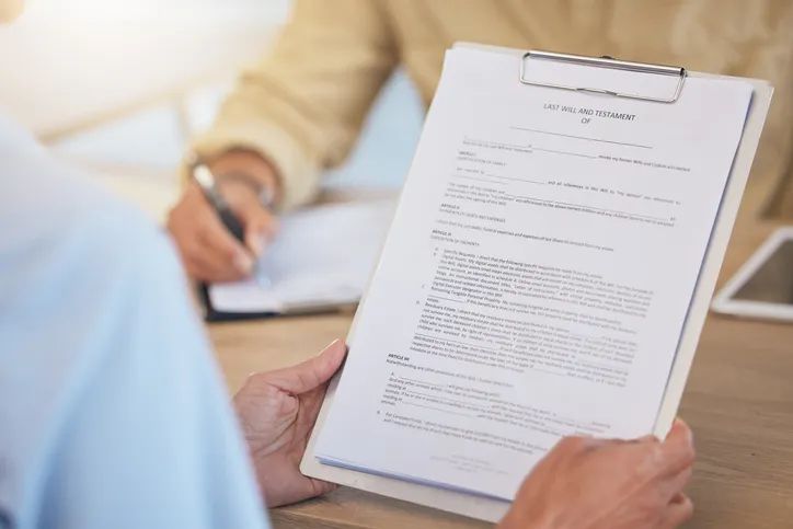 Revisión y firma de un testamento