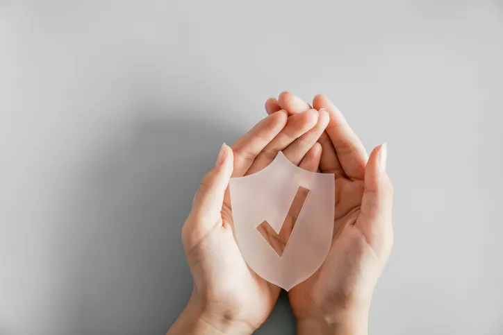 Símbolo de seguridad y cumplimiento normativo en protección de datos