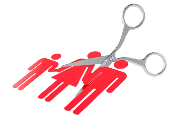 Ilustración de unas tijeras cortando una figura familiar de papel roja, simbolizando la ruptura o separación matrimonial