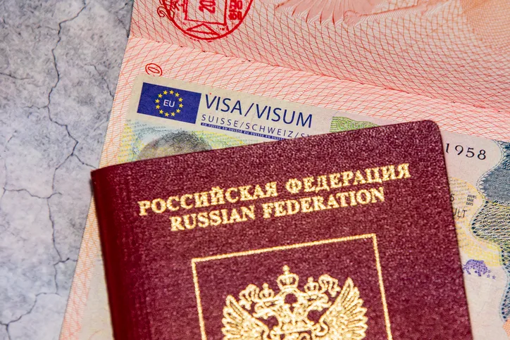 Pasaporte de la Federación Rusa sobre un visado Schengen suizo, mostrando el escudo del país y el sello de visado.