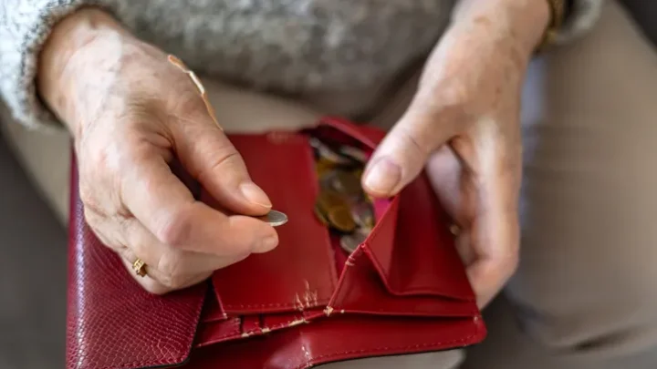 Pensiones y ayudas sociales en España: guía completa