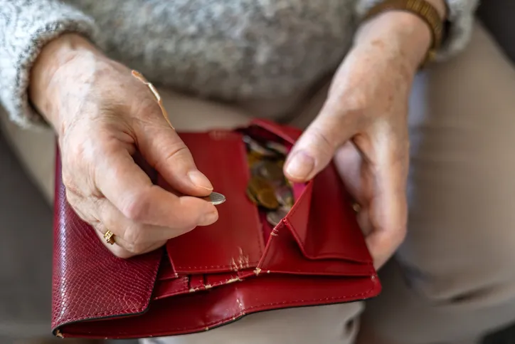 Pensiones y ayudas sociales en España: guía completa