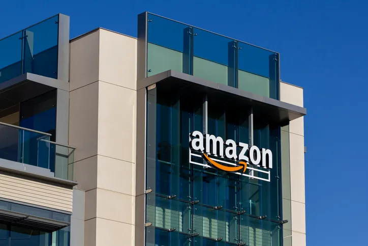Logotipo de Amazon en la fachada de un edificio corporativo