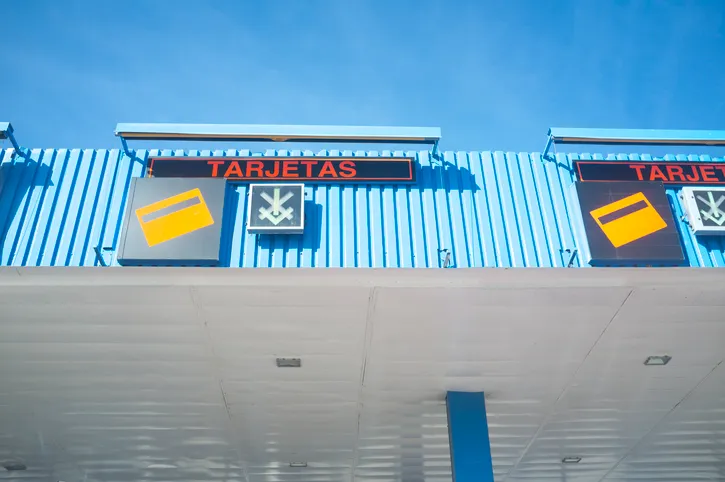 Cabinas de peaje en autopista con carteles de pago con tarjeta