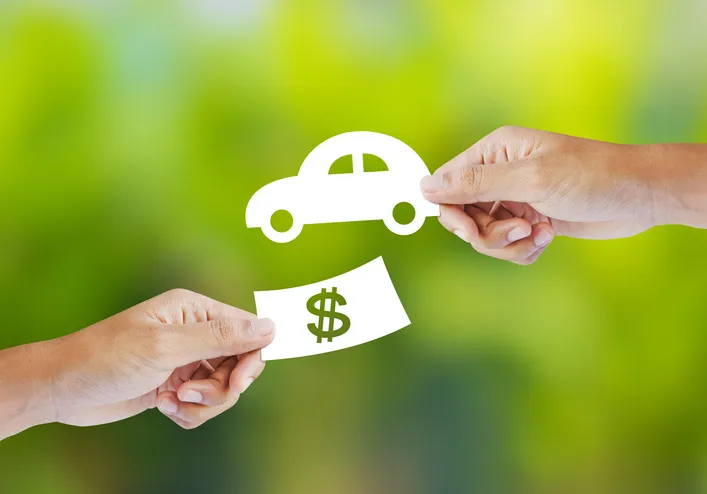 Ilustración de un intercambio de dinero por un coche entre dos manos, simbolizando una compraventa