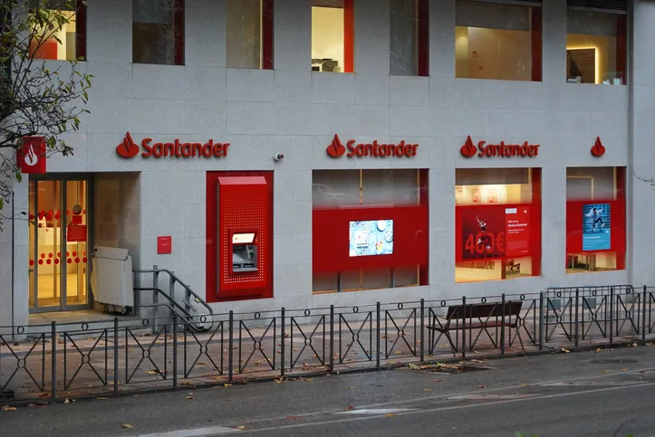 Fachada de una sucursal bancaria del Banco Santander de noche