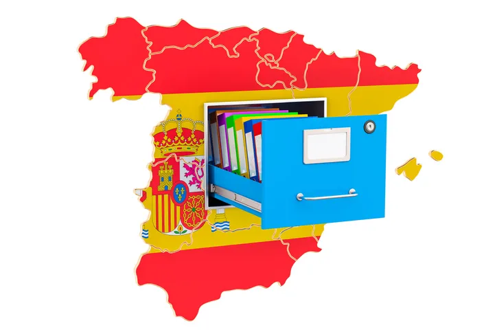 Ilustración del mapa de España con un archivador de documentos integrado, símbolo de trámites administrativos