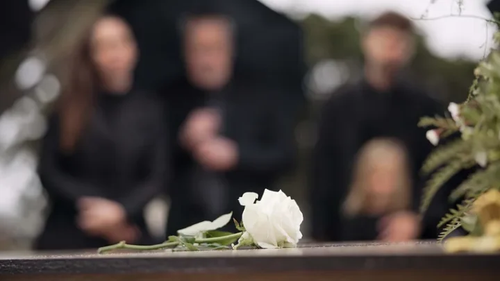 Qué hacer cuando fallece un familiar: guía completa